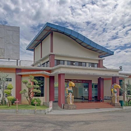 Oyo 89997 Hotel Bumi Kedaton Waterpark Бандар-Лампунг Экстерьер фото