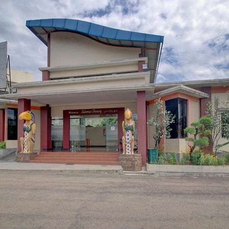 Oyo 89997 Hotel Bumi Kedaton Waterpark Бандар-Лампунг Экстерьер фото