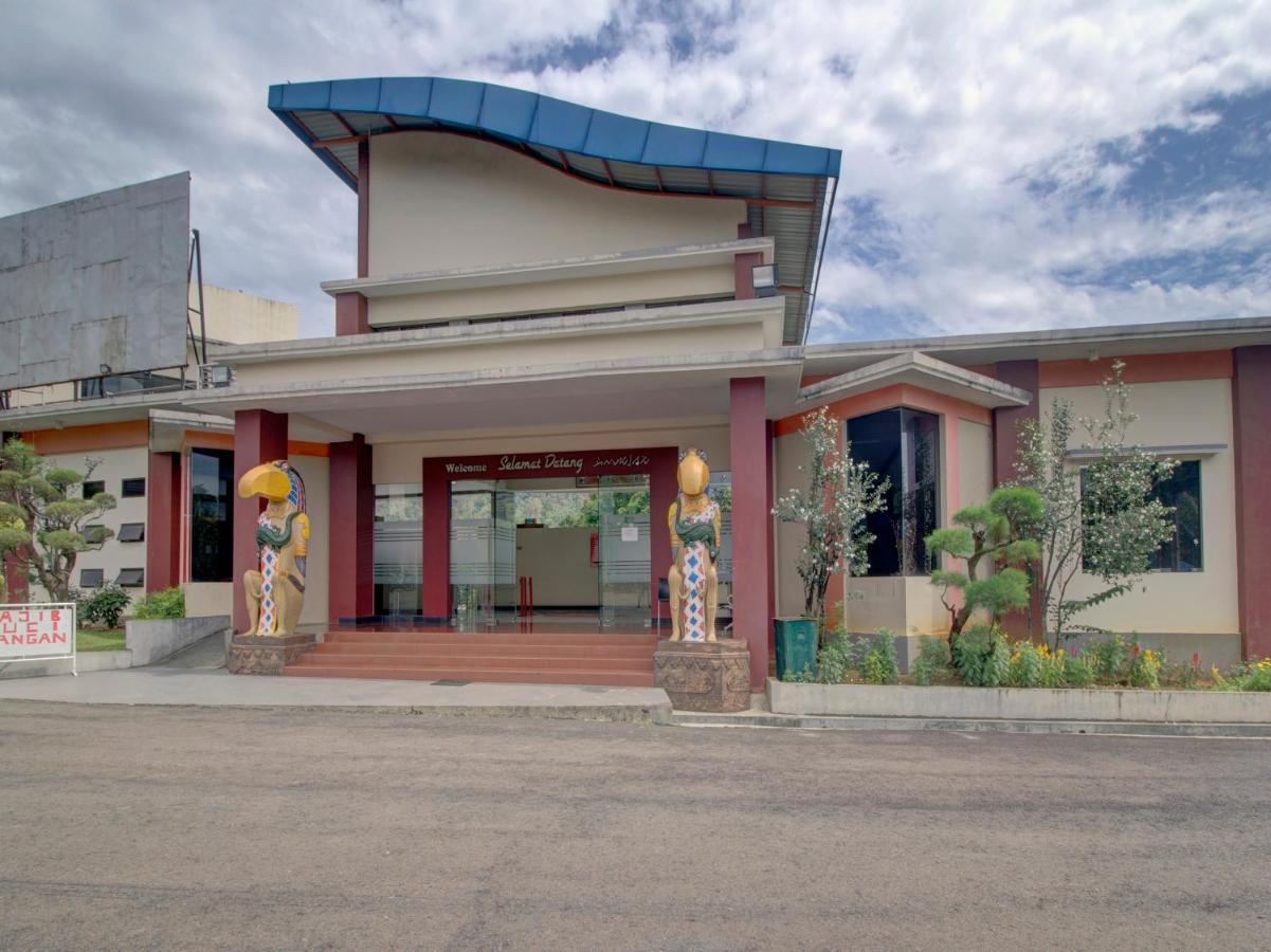 Oyo 89997 Hotel Bumi Kedaton Waterpark Бандар-Лампунг Экстерьер фото