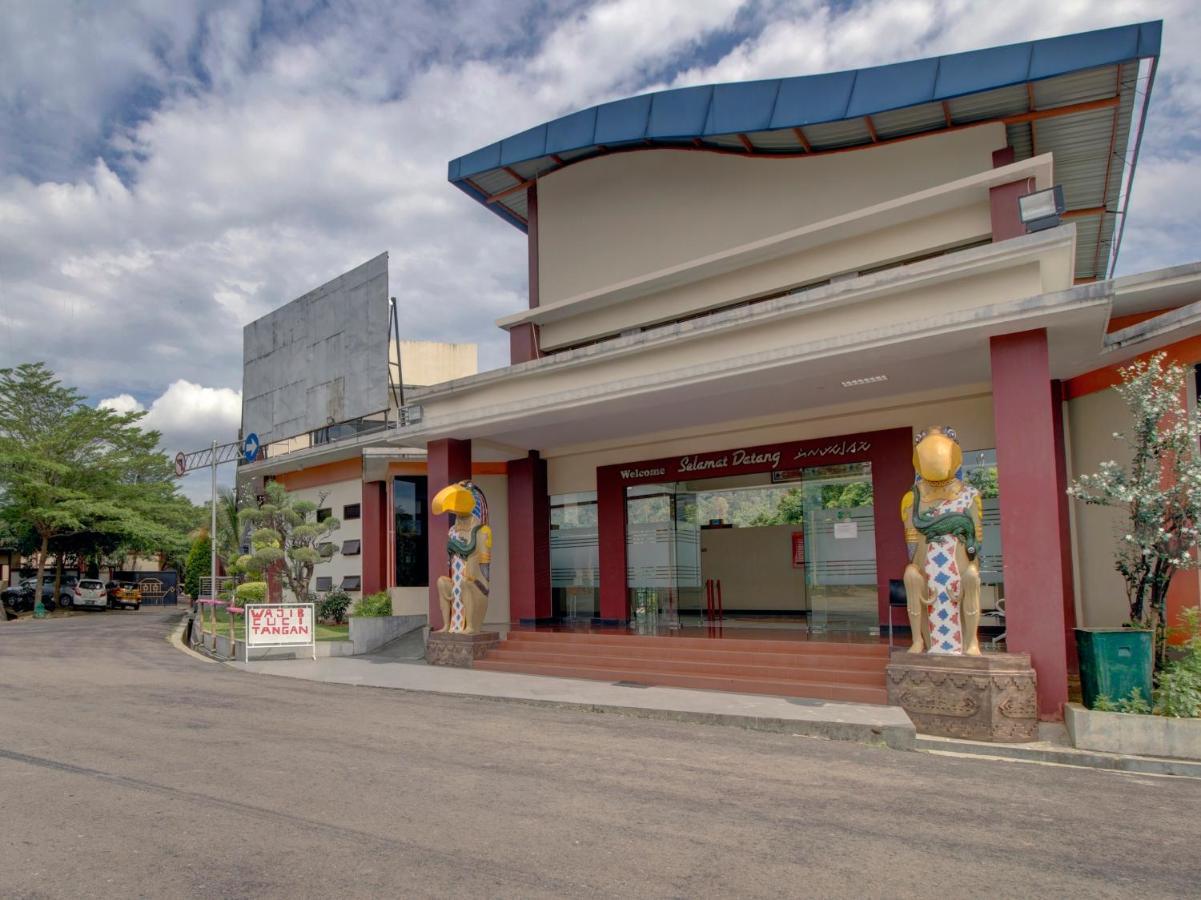 Oyo 89997 Hotel Bumi Kedaton Waterpark Бандар-Лампунг Экстерьер фото