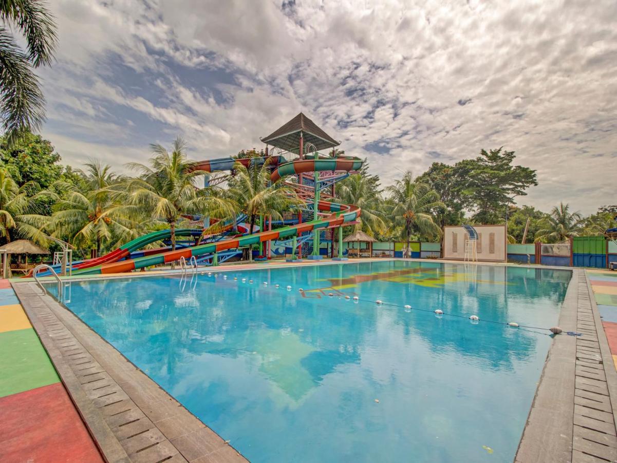Oyo 89997 Hotel Bumi Kedaton Waterpark Бандар-Лампунг Экстерьер фото