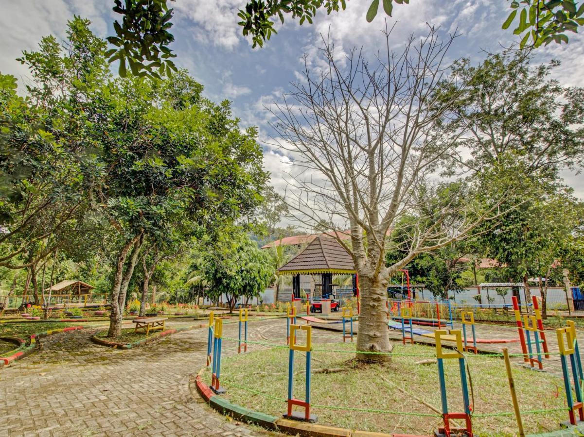 Oyo 89997 Hotel Bumi Kedaton Waterpark Бандар-Лампунг Экстерьер фото
