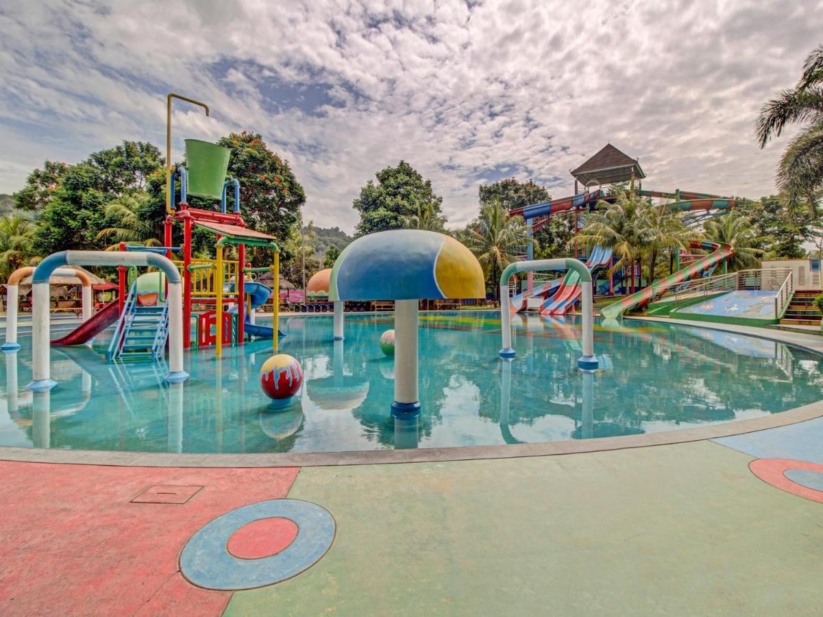 Oyo 89997 Hotel Bumi Kedaton Waterpark Бандар-Лампунг Экстерьер фото