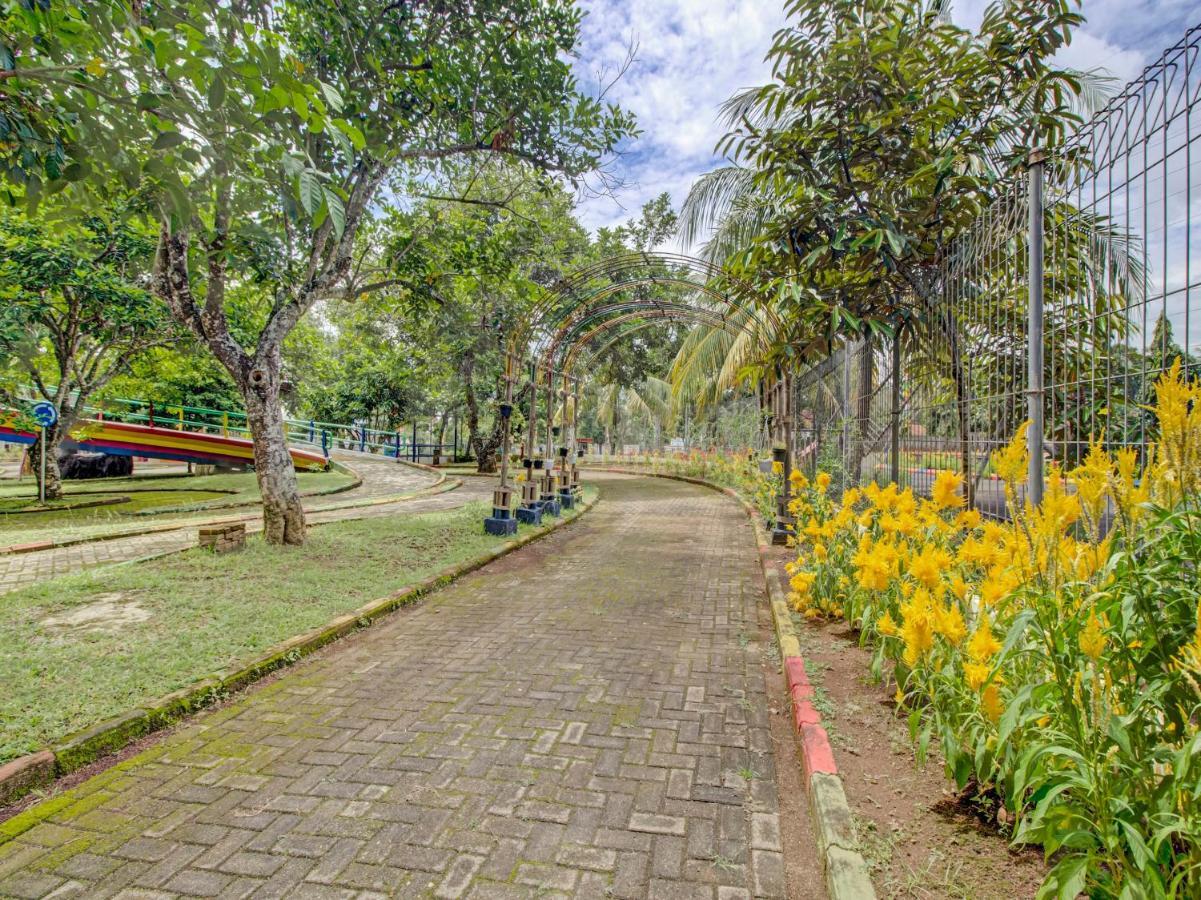 Oyo 89997 Hotel Bumi Kedaton Waterpark Бандар-Лампунг Экстерьер фото