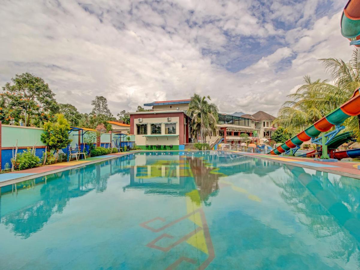 Oyo 89997 Hotel Bumi Kedaton Waterpark Бандар-Лампунг Экстерьер фото