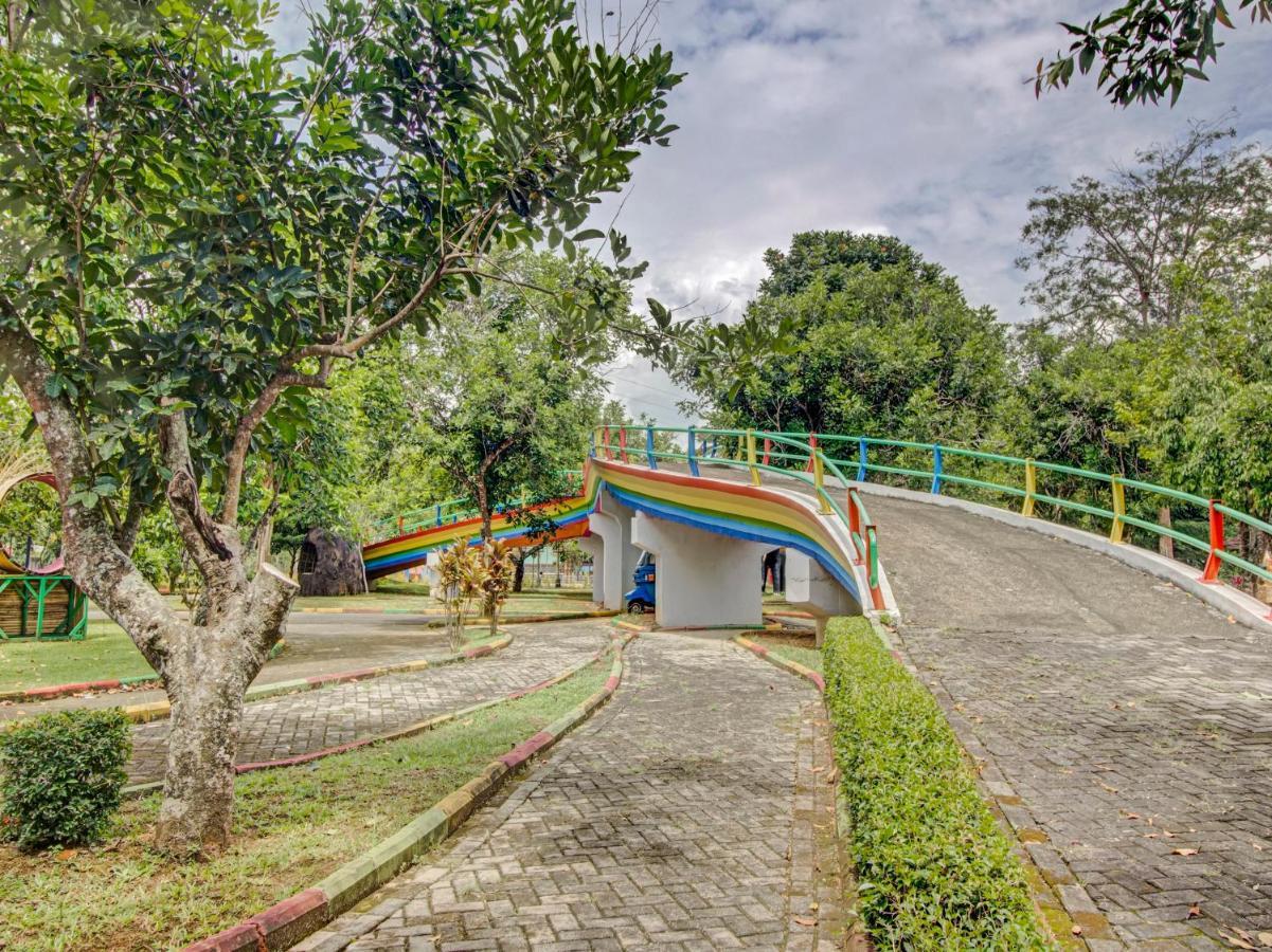 Oyo 89997 Hotel Bumi Kedaton Waterpark Бандар-Лампунг Экстерьер фото